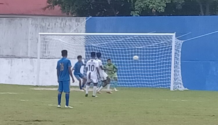 PSBS Batusangkar Pencundangi Makhudum's Padang 1 TENDANGAN BEBAS— Tendangan bebas Jodi Putra (10) tak bisa diantisipasi penjaga gawang PS Makhudum's, sehingga gol ini penentu kemenagan PSBS Batusangkar pada menit ke -90.