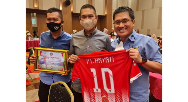 PT Hayati Pratama Mandiri Sponsori PSP Padang 1 LAUNCHING--Jefri Ali (tengah) Direktur PT.Hayati Pratama Mandiri memperlihatkan jersey PSP Padang pada grand launching tim dan jersey PSP Padang, Senin (1/11).