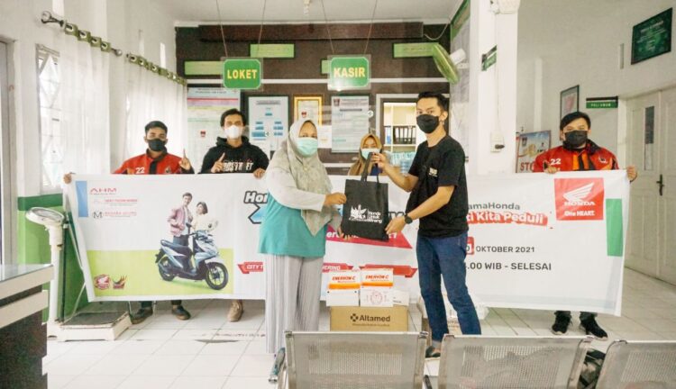 Honda Beat Day 2021, PT HPM Gelar Aksi Peduli, Serahkan Bantuan untuk Nakes 1 SERAHKAN BANTUAN — Rombongan Honda BeAT Day 2021 menyerahkan bantuan kepada para petugas kesehatan di Puskesmas Alai beberapa waktu yang lalu.