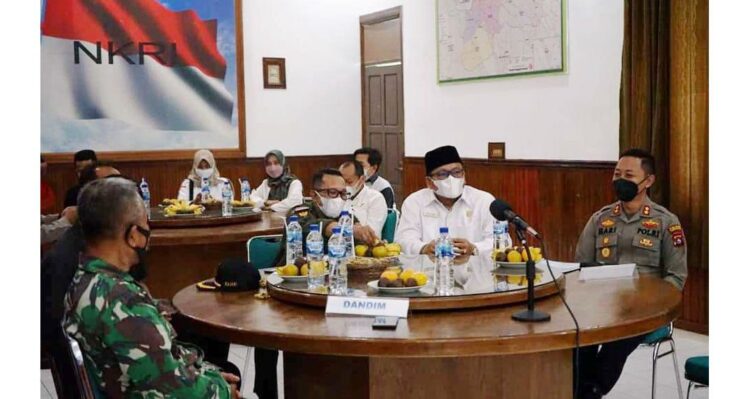 RAPAT BERSAMA—Bupati Tanahdatar Eka Putra bersama unsur forkopimda di kantor Dandim.
