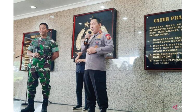 KETERANGAN—Panglima TNI Jenderal TNI Andika Perkasa, dan Kapolri Jenderal Listyo Sigit Prabowo memberikan keterangan pers usai pertemuan di Gedung Rupatama, Mabes Polri, Jakarta Selatan, Selasa  (23/11).