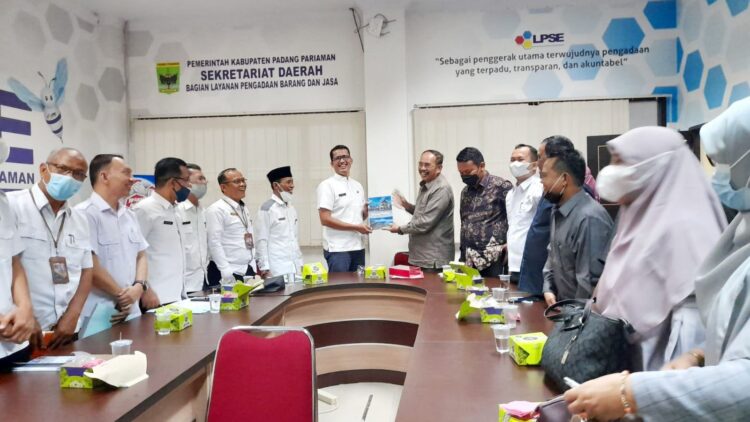STUDI BANDING— Sekda Kabupaten Padangpariaman Rudy Repenaldi Rilis menerima Pansus DPRD Agam.