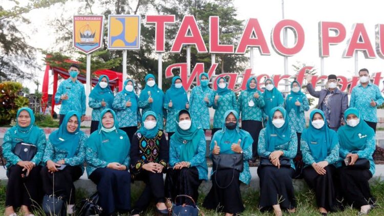 Ketua Bidang II TP-PKK Pusat, Ny. Ninuk Triyanti Zudan yang didampingi oleh Ketua TP-PKK Provinsi Sumatera Barat Ny. Harneli Mahyeldi dan Ketua TP-PKK Kota Pariaman, Ny. Lucyanel Genius dan Ketua GOW Kota Pariaman, Ny. Indriati Mardison mengunjungi beberapa objek wisata pantai di Kota Pariaman.