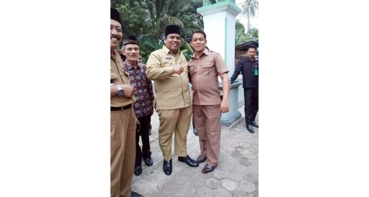 SUKSESKAN PILWANA— Sudirman yang terpilih sebagai calon Wali Nagari Paritmalintang bersama Bupati Padangpariaman Suhatri Bur.