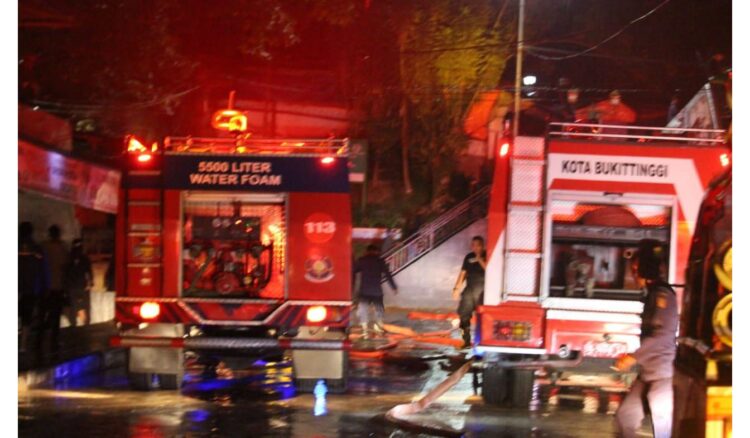 KEBAKARAN PASAR— Petugas Damkar berupaya memadamkan api yang membakar puluhan kios di Pasar Bawah.