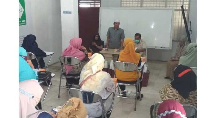 PELATIHAN— Afdal didampingi Kadis Koperindag Sawahlunto Muksis dan narasumber Nurhayani MH membuka pelatihan merajut di Rumah Kreatif Sawahlunto.