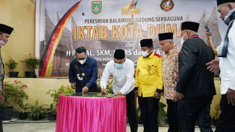 TANDA TANGAN—Bupati Tanahdatar Eka Putra melakukan tanda tangan nota kerjasama dengan Wali Kota Dumai.