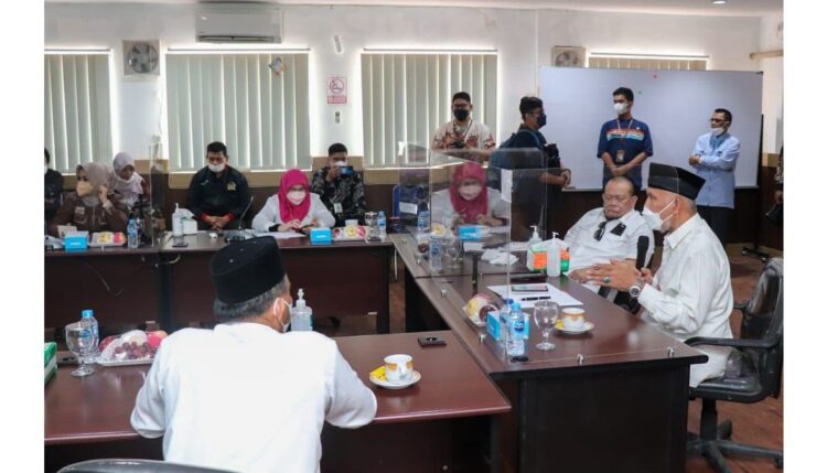 Gubernur: Pembangunan Tol Untungkan Semua Pihak 1 DIALOG—Ketua DPD RI AA La Nyalla Mahmud Mattalitti saat dialog dengan Gubernur Sumbar Mahyeldi saat pertemuan kemarin.