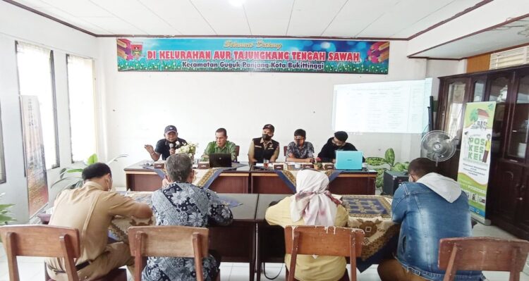 PEMBINAAN—Kegiatan pembinaan kota sehat yang dilaksanakan Forum Kota Sehat (FKS) di aula Kantor Kelurahan Aur Tajungkang Tangah Sawah (ATTS).