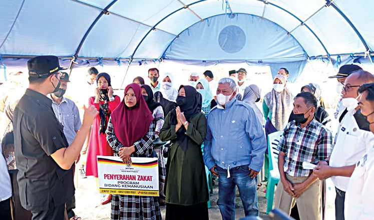 Pemko Bukittinggi Segera Pulihkan Sarpras Pasar Bawah 1 SERAHKAN BANTUAN— Wali Kota Bukittinggi, Erman Safar, menyerahkan secara simbolis bantuan dari Baznas Bukittinggi kepada pedagang yang terdampak kebakaran Pasar Aur Tajungkang.