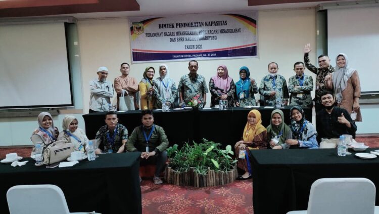 FOTO BERSAMA— Perangkat Nagari serta BPRN Minang Kabau, foto bersama usai pembukaan Bimtek.