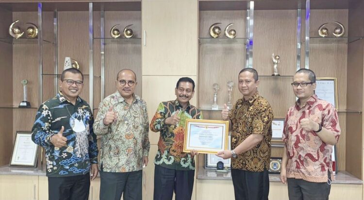 PIAGAM--Penyerahan piagam keanggotaan CSIRT dari BSSN oleh Direktur Keamanan Siber dan Sandi Sektor Keuangan, Perdagangan dan Pariwisata Dr Edit Prima kepada Direktur Utama Bank Nagari Muhamad Irsyad di Kantor Pusat Bank Nagari Jalan Pemuda No21 Padang, Kamis  (18/11).