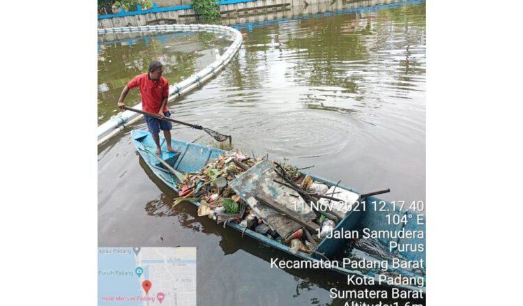SUDAH BERSIH KEMBALI —Petugas kebersihan Dinas Lingkungan Hidup membersihkan tumpukan sampah di kawasan Danau Cimpago, kemarin. Sebelumnya, DLH mengakui selama dua hari kawasan danau ini tidak dibersihkan, akibatnya danau menjadi kotor dan bau.