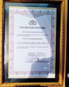 Optimalkan Kegiatan Gebyar Sumdarsin, YTM Terima Penghargaandari Kapolres Agam 2 Piagam penghargaan yang di berikan Kapolres Agam AKBP. Dwi Nur Setiawan SIK