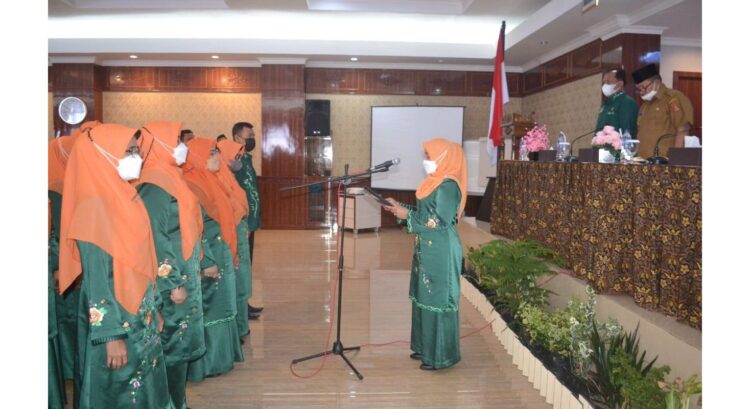 Sebanyak 34 pengurus Kelompok Kerja (Pokja) Bunda Paud Kabupaten Agam masa bakti 2021-2024, dikukuhkan Bunda Paud Kabupaten Agam Ny Yenni Andri Warman di Hotel Sakura Syariah Lubuk Basung, Senin (1/11).