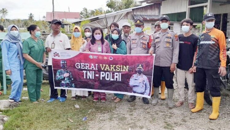 VAKSINASI MASSAL— Kapolsek Sikakap AKP Tirto Edhi bersama Wakapolsek Ipda Yanuar foto bersama usai pelaksanaan vaksinasi Covid-19 yang dilaksanakan Polsek Sikakap, Kepulauan Mentawai.