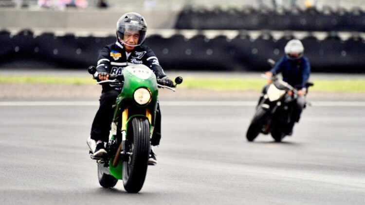 Bergaya Bak Pembalap, Jokowi Jajal Sirkuit Mandalika 1 JAJAL MANDALIKA— Presiden Jokowi menjajal trek lintasan Sirkuit Mandalika di Lombok Tengah, NTB, dengan mengendarai motor dengan tulisan RI 1, Jumat (12/11).
