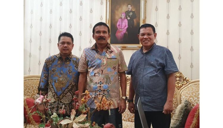 BERSAMA— Mantan Kapolda Sumbar Irjen Pol (Purn) Fakhrizal mengundang Prof Syahrial Bakhtiar di kediamannya di Jakarta.