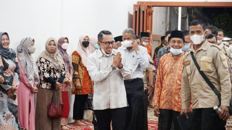 BERSAMA PENGURUS— Bupati Tanahdatar  Eka Putra foto bersama pengurus baru yang dilantik.