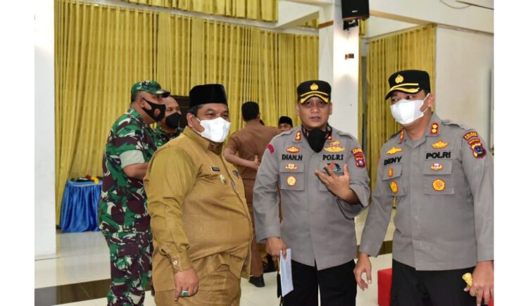 Capaian Vaksinasi Padangpariaman Baru 32,1 Persen 1 DIALOG— Bupati Padangpariaman Suhatri Bur sedang dialog dengan kapolres membahas percepatan vaksinasi.