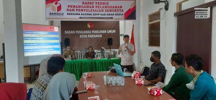 RAPAT EVALUASI—Khairul Anwar saat menyampaikan materi penanganan pelanggaran di Kantor Bawaslu Kota Pariaman, Kamis (18/11).