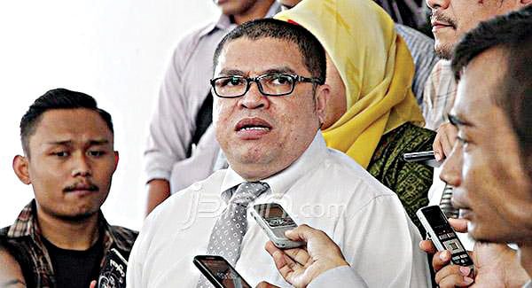 KETERANGAN—Razman Arief Nasution saat memberikan keterangan kepada wartawan.