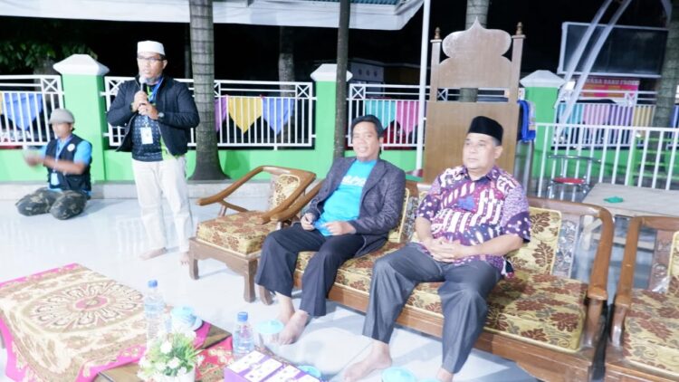 MAKAN BERSAMA—Kepala Dinas Pendidikan Kota Payakumbuh, DR Dasril, Ketua Yayasan Al Huffazh Kota Payakumbuh Edhie Kusmana saat makan bersama pelepasan rihlah edukasi siswa Al Huffaz.