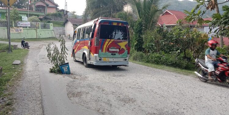 Kondisi Jalan di Bawah Kantor KUA Barangin Memprihatinkan 1 TONG SAMPAH DI TENGAH JALAN— Warga meletakkan tong sampah di ruas jalan utama yang berada di bawah kantor KUA Barangin yang berlubang, sehingga membahayakan bagi pengendara dan perlu penanganan segera dari OPD Pemko Sawahlunto.