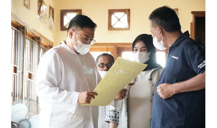 TINJAU—Kadis Koperindag Darfizal dampingi Wabup Richi Aprian saat tinjau rumah kemasan.