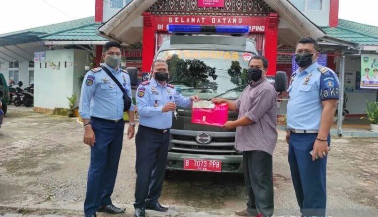 Rutan Kelas II b Lubuk Sikaping, Kabupaten Pasaman terima satu unit Bus Trans Pemasyarakatan dengan nomor polisi B 7073 PPB bantuan dari Direktorat Jenderal Pemasyarakatan (Ditjenpas) yang digunakan untuk operasional Rutan di daerah itu.