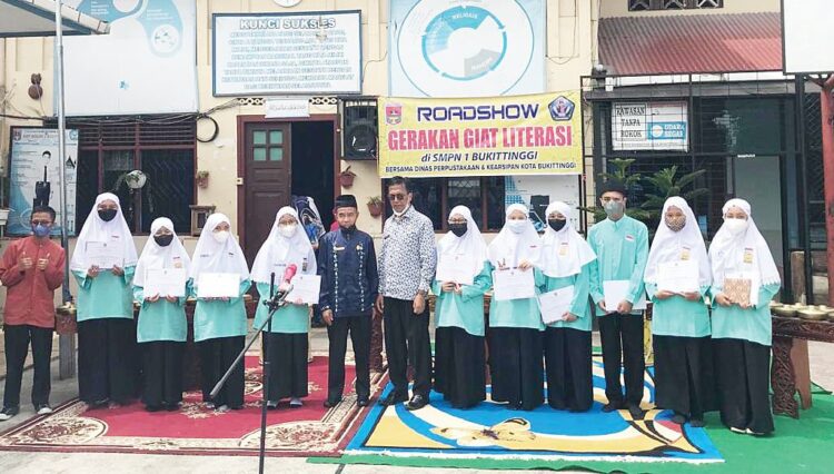 PEMENANG LITERASI— Para pemenang berfoto bersama saat kegiatan Giat Literasi yang digelar SMPN 1 Bukittinggi, Jumat (26/11). Kegiatan ini bekerjasama dengan Dinas Perpustakaan dan Kearsipan Daerah Kota Bukittinggi.