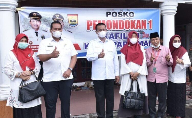 FOTO BERSAMA—Wali Kota Pariaman H Genius Umar foto bersama para kafilah MTQ Nasional asal Pariaman.