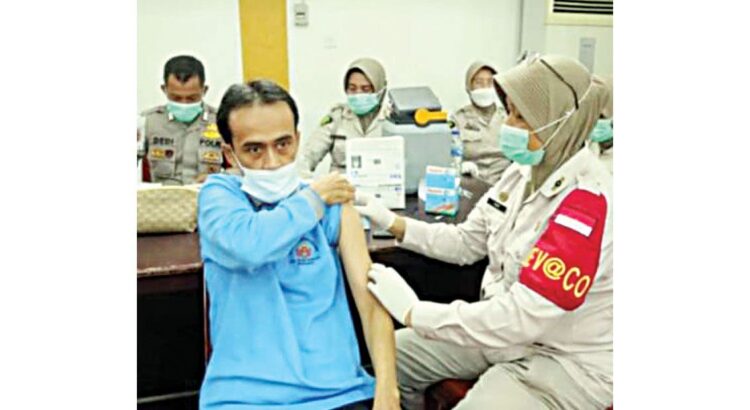 VAKSINASI— Tim Tenaga Kesehatan Biddokes Polda Sumbar memberikan vaksinasi kepada salah seorang karyawan UIN IB Padang.