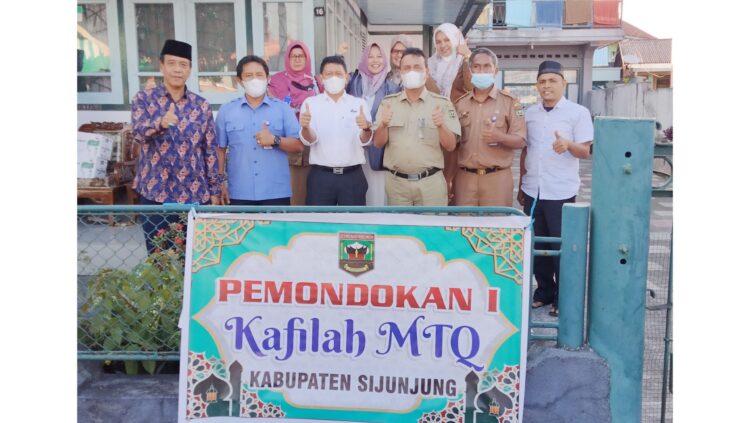 MOTIVASI-- Sejumlah OPD dan BUMD Pemkab Sijunjung mengunjungi kontingen kafilah Sijunjung untuk memberikan suppor dan motivasi di MTQ Sumbar.