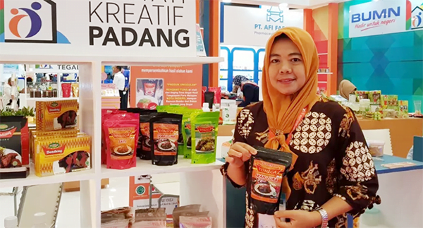 Dapur Yonica Bertahan saat Pandemi Melanda Negeri, Orang Palembang yang Sukses Produksi Rendang Tuna, Miliki Reseller hingga ke Bali 1 IKUT PAMERAN— Rosmawarty, pemilik usaha Dapur Yonica saat mengikuti pameran Trade Expo Indonesia (TEI), Tangerang di tahun 2018 lalu. Melalui pameran dan bazar produk Rendang Tuna miliknya makin dikenal di tanah air.