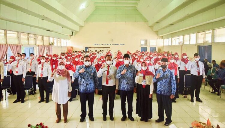 IKUTI LATSAR— Wako Sawahlunto Deri Asta bersama usai pembukaan pelatihan dasar CPNS Sawahlunto.