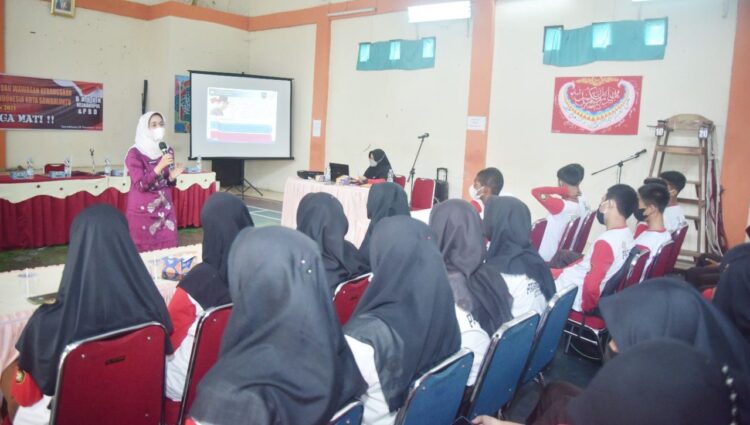 PAPARKAN MATERI--Sekdako Sawahlunto  Ambun Kadri sedang memberikan materi kepada Purna Paskibra Kota Sawahlunto.