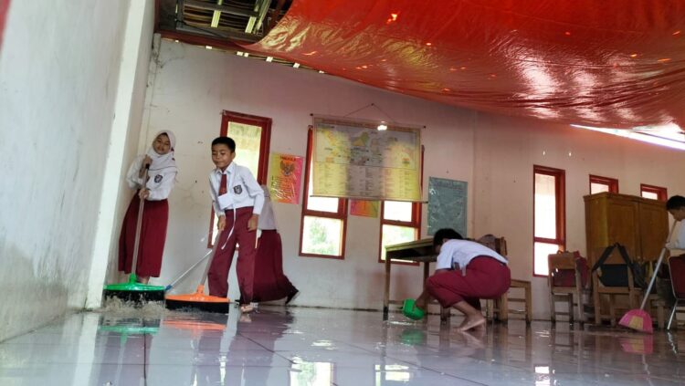 MEMIRISKAN—Terlihat kondisi SDN 04 V Koto Timur dengan atap sekolah yang bocor setiap hujan lebat aktivitas terganggu.