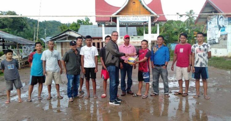 Mari Masyarakatkan Bolavoli di Kampung-kampung 1 SERAHKAN BOLA— Ketua IKWAL Kota Padang Aprizal Cai menyerahkan bantuan bola voli generasi muda di Lapangan Bolavoli Lubuak Sariak, Kanagarian Kambang Utara, Kecamatan Lengayang, Pessel.