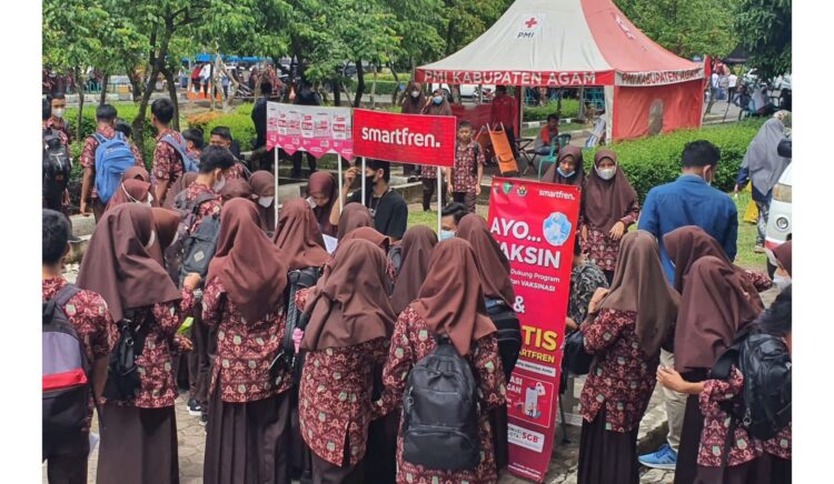 BAGIKAN KARTU PERDANA-Smartfren Sumbar membagikan kartu perdana gratis kepada masyarakat yang divaksin pada Gebyar Sumdarsin di GOR Rang Agam.