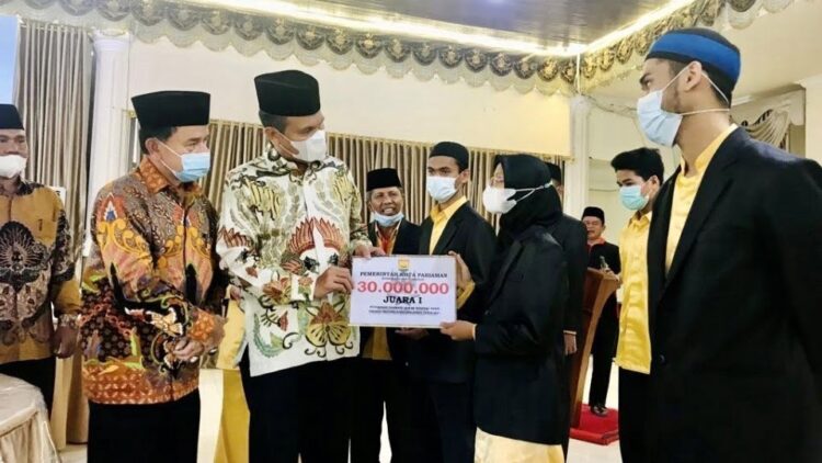 SERAHKAN BONUS— Wali Kota Pariaman H Genius Umar serahkan bonus kafilah.