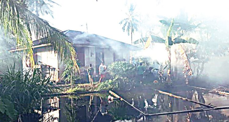 KEBAKARAN— Warga berupaya memadamkan api yang membakar bangunan  surau lama di Jorong Tago Palange,  Nagari Pangian,  Kecamatan Lintaubuo.