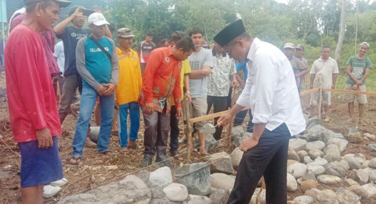 BANGUN MUSHALLA— Ketua DPRD Padang Syafrial Kani didampingi Anggota DPRD Zalmadi meletakkan batu pertama pembangunan Mushalla Nurul Ikhlas di Kampung Melayu Rimbo Tarok, Kelurahan Kuranji, Kecamatan Kuranji, Minggu (21/11).