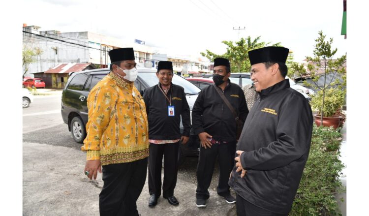 BERSAMA KAFILAH— Bupati  Padangapriaman Suhatri Bur saat bersama para kafilah yang akan berlomba di Padangpanjang.