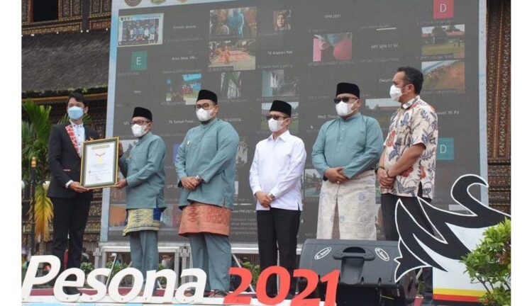 Iven yang menampilkan keanekaragaman dan kearifan lokal budaya adat Minangkabau dari seluruh pelosok nagari di kabupaten Tanah Datar itu, Sabtu (13/11) dibuka.