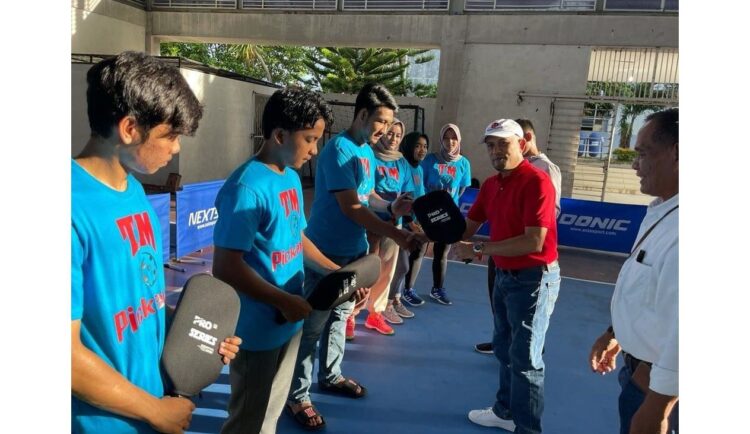 Tarmizi Mawardi Lepas Tim Pickleball Sumbar ke Kejurnas 1 DILEPAS— Ketua Pengurus Provinsi IPF (Indonesia Pickleball Federation) Sumbar lepas Tim Pickleball Mahasiswa Sumbar mengikuti Kejurnas Mahasiswa di Jakarta.
