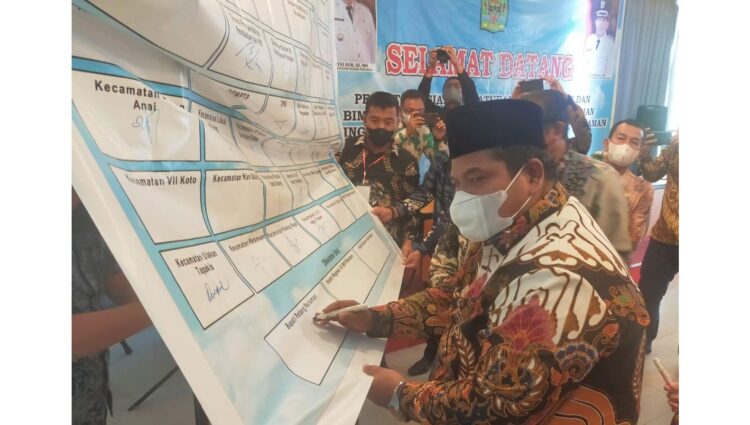 TANDA TANGAN—Bupati Suhatri Bur  saat tandatangani komitmen bersama.