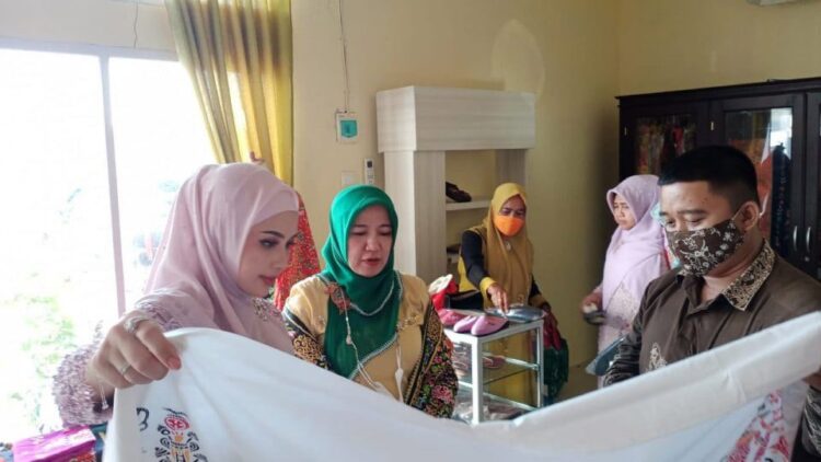 Ketua Dewan Kerajinan Nasional Daerah (Dekranasda) Kota Pariaman Ny.Lucyanel Genius Umar, kemarin, menerima kunjungan Ketua Dekranasda Kabupaten Padang Lawas Utara (Paluta) Provinsi Sumatera Utara, Ny. Ade Aan Rostiani Andar Harahap beserta rombongan .