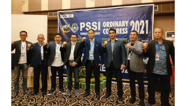 Indra Dt Rajo Lelo Kembali Nakhodai Asprov PSSI Sumbar yang didamping para Exco terpilih.