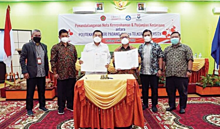 TEKEN MOU— Direktur PNP Dr. Surfa Yondri (tiga dari kiri) dan Rektor Telkom University, Prof. Adiwijaya (tiga dari kanan), memperlihatkan dukumen kerja sama PNP dan Telkom University kepada undangan yang hadir menyaksikan MoU antara PNP dengan Telkom University, Kamis (11/11).